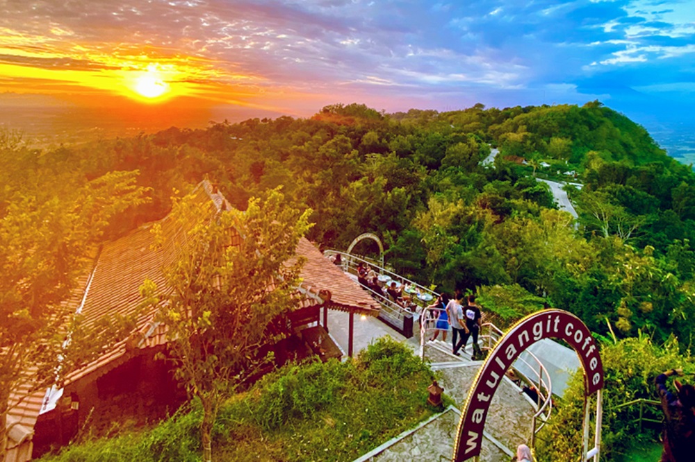 Bikin Betah! Inilah 6 Tempat Nongkrong dan Ngopi di Jogja Sajikan Pemandangan Indah dari Ketinggian