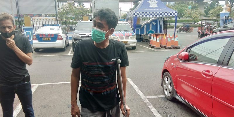 Pelat Nomor Pelaku Tertinggal, Seorang Jurnalis Laporkan Tabrak Lari Dirinya ke Polda Metro Jaya
