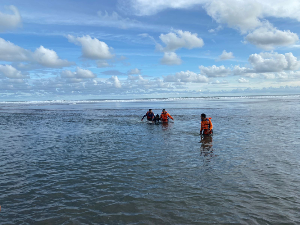 Arus Rip Current Mengintai, Dua Pelajar Hampir Terseret Ombak di Parangtritis