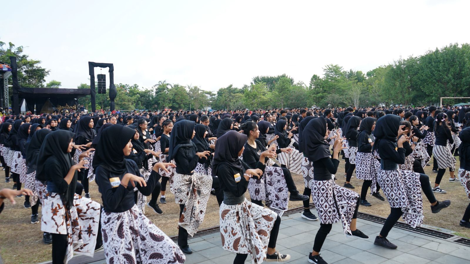 Tari Sugriwa Subali 7.400 Penari Pecahkan Rekor MURI di HUT ke-74 Kulon Progo