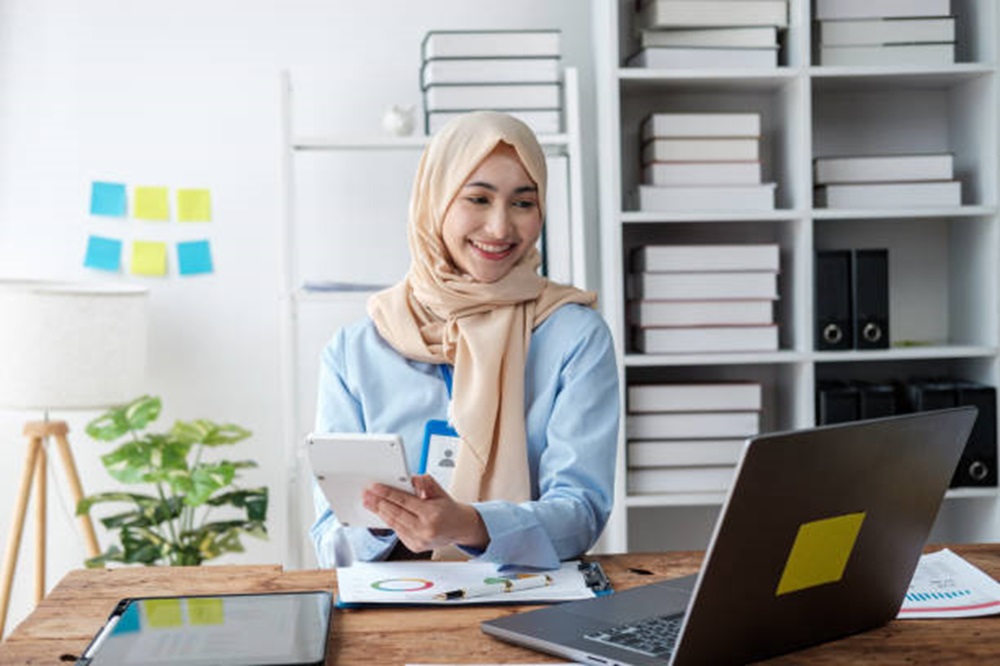 5 Referensi Outfit Kantor Wanita Hijab dengan Atasan Warna Biru, Pancarkan Kesan Tenang