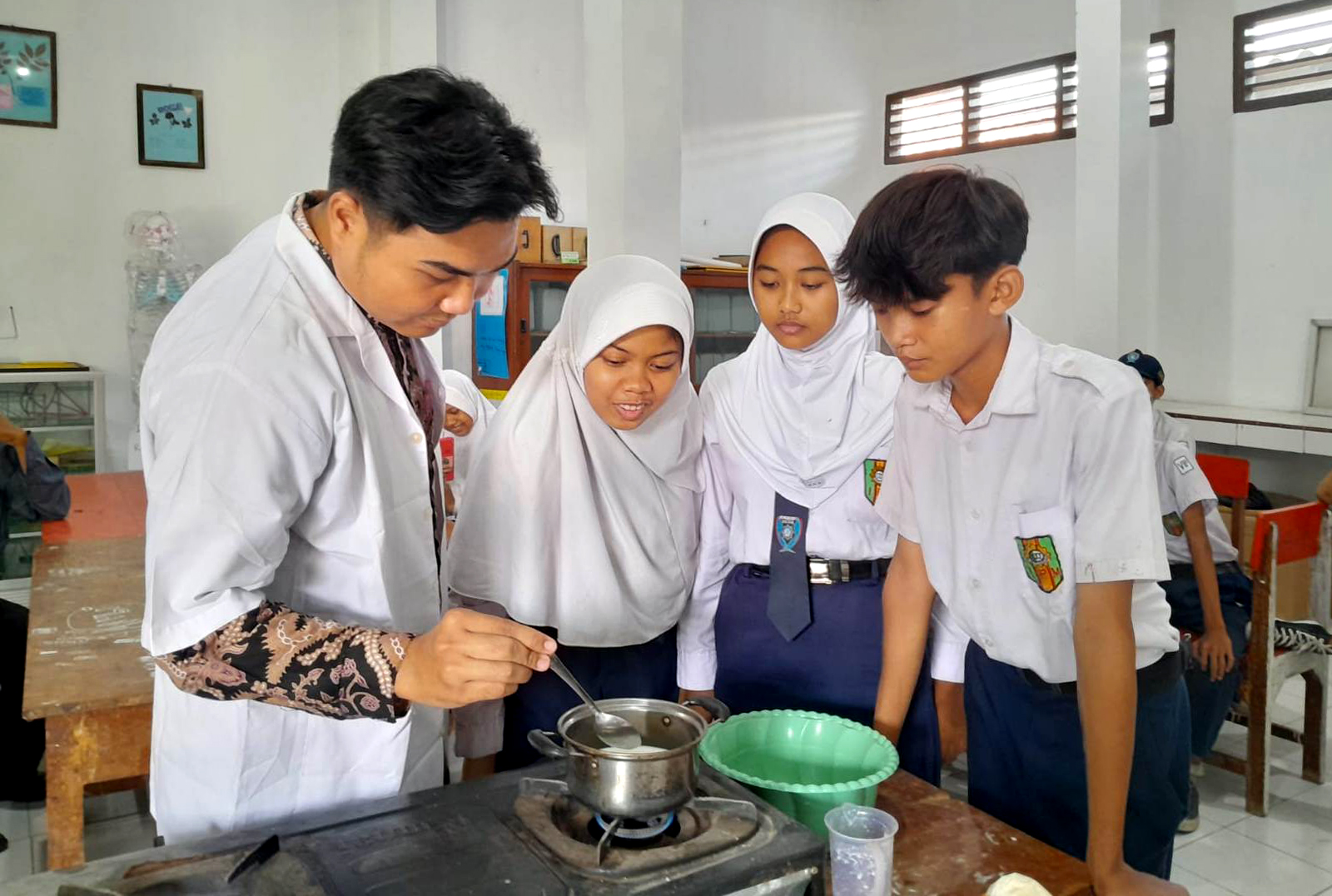 Siswa SMP Muhammadiyah 3 Kota Tegal Praktik Membuat Yoghurt