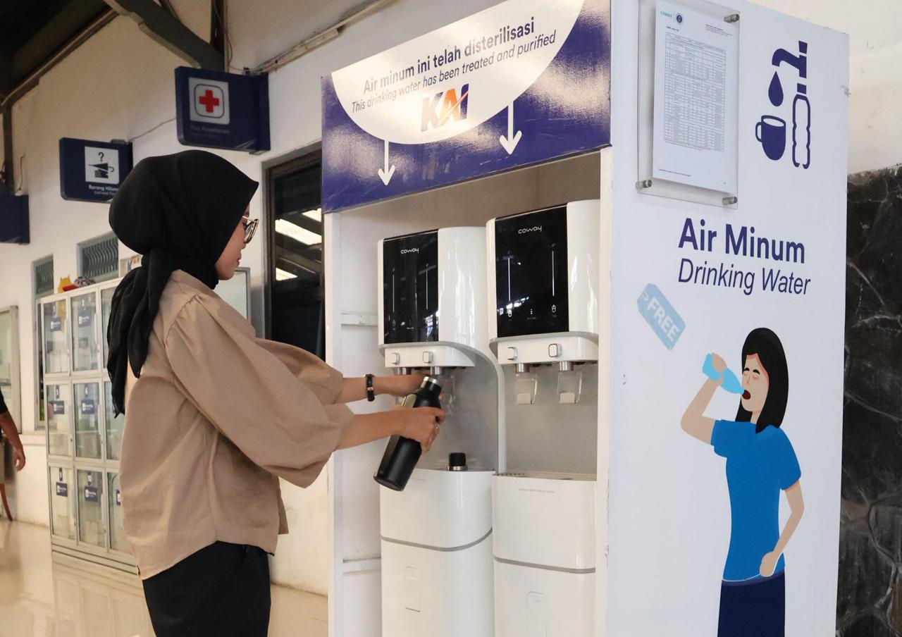 KAI Ajak Budayakan Bawa Tumbler, Penumpang Bisa Isi Air Minum Gratis di Stasiun