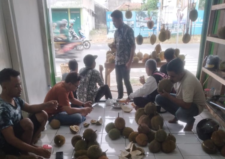 Omzet Penjual Durian di Pemalang Capai Jutaan Rupiah per Hari
