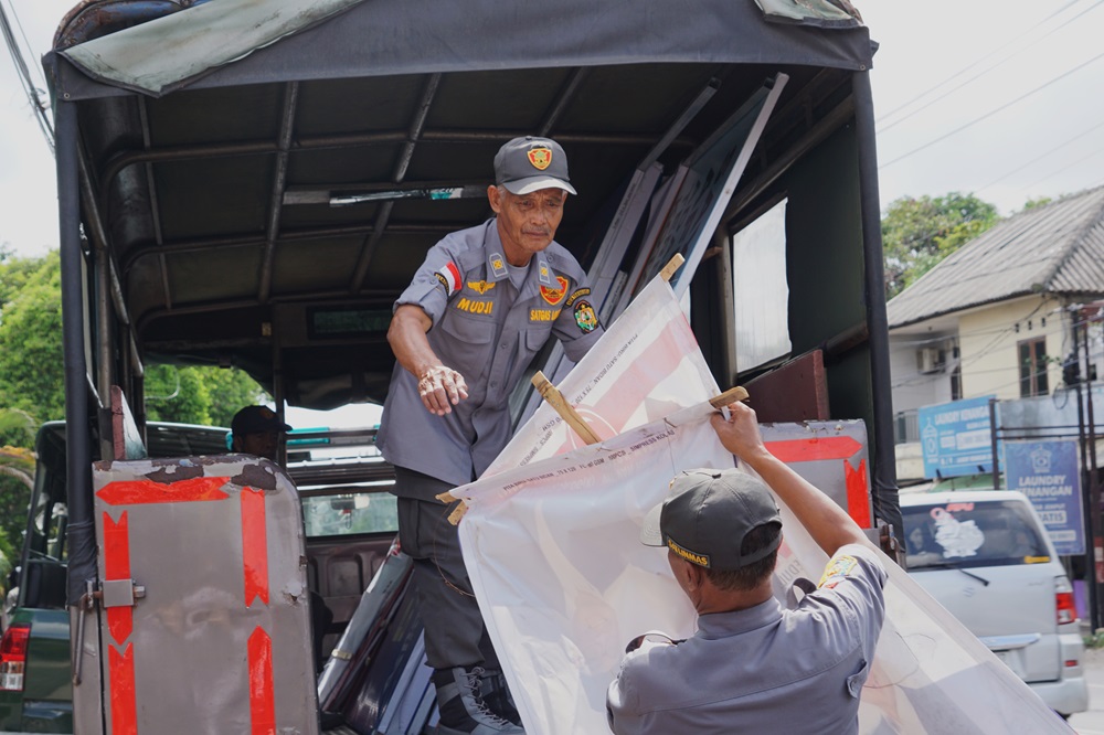 Satpol PP Pemkot Yogyakarta Tertibkan Ratusan APK Yang Melanggar Aturan