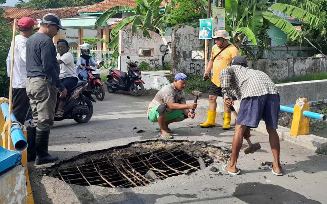 Warga Kelurahan Krandon Kota Tegal Swadaya Perbaiki Jembatan