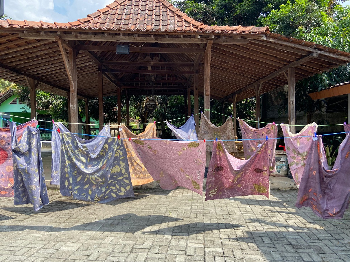 Produksi Hijab Ecoprint, UNY Berdayakan Perempuan Kampung Emas Seyegan 