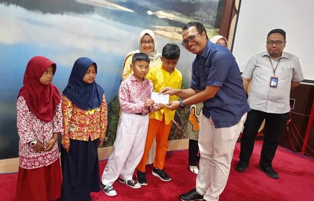 Bantuan Pendidikan Ratusan Juta Rupiah Disalurkan Kepada Anak Asuh Di DIY  