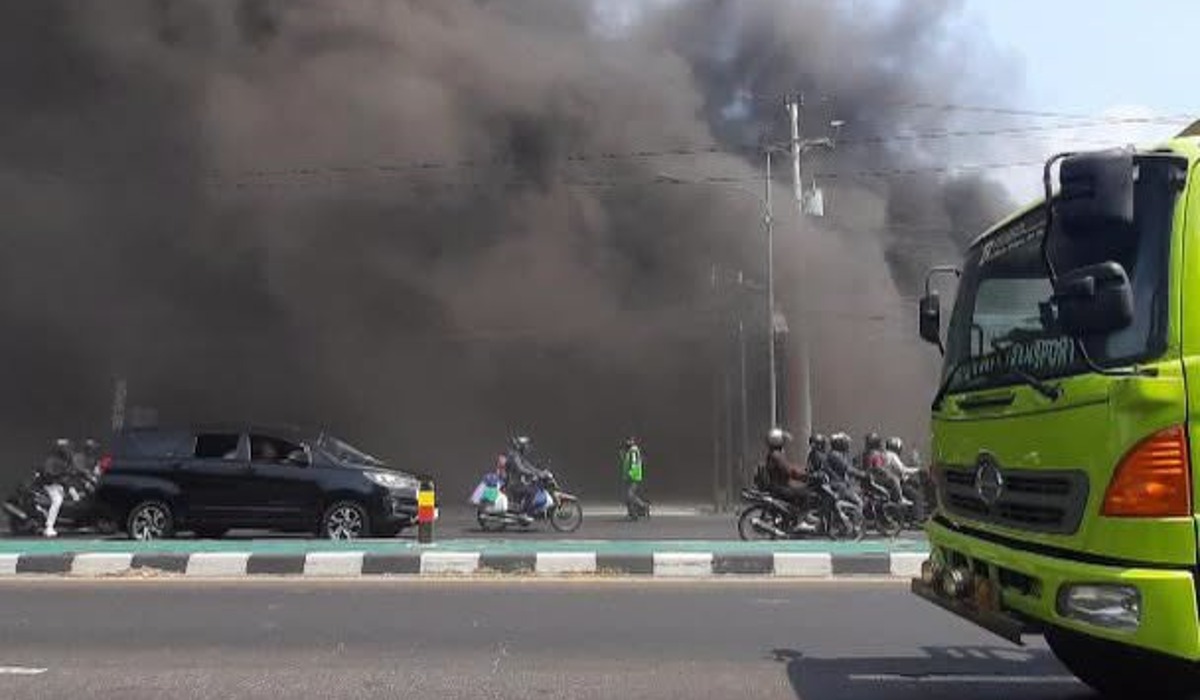 Supermarket Bangunan Trans Home Berbah Sleman Terbakar, Lalu Lintas Jogja-Solo Tersendat