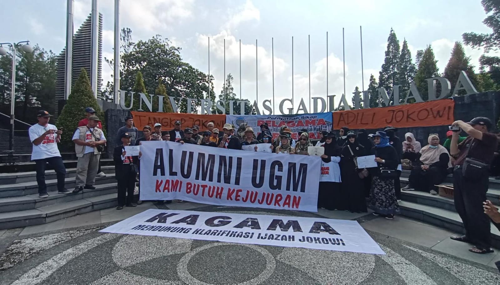 Relawan Alumni UGM Tuntut Jokowi Tunjukkan Ijazah ke Publik dengan Sukarela