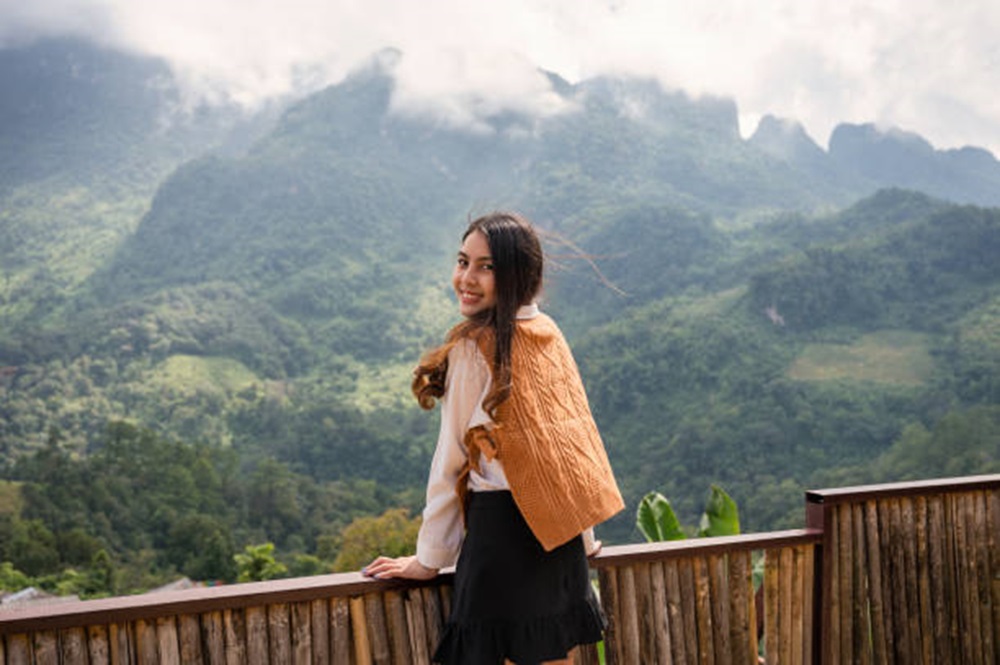 Inspirasi Outfit Liburan Wanita ke Puncak, Terasa Nyaman Sekaligus Tetap Stylish