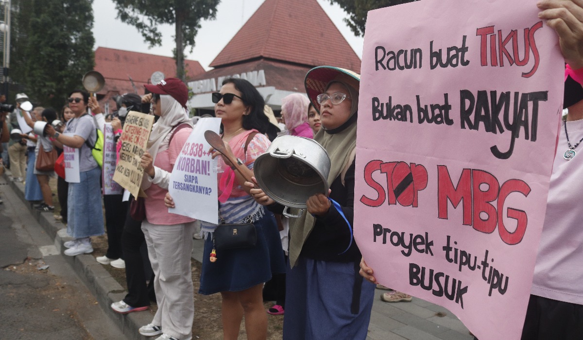 Emak-emak Tabuh Panci Jalan dari Tugu ke UGM, Desak Evaluasi MBG dan Soroti Bencana