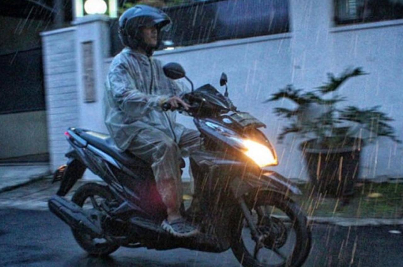 5 Tips Mengendarai Sepeda Motor Saat Tiba-tiba Hujan di Jalan