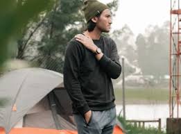 Trik dan Ide Gaya Fashion Cowok Dengan Kaos Hitam, Bikin Tampilan Lebih Menarik Jadi Pusat Perhatian