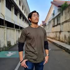 Gaya Busana Cowok Mix And Match Warna Abu-Abu, Bikin Tampil Keren dan Modern Setiap Hari