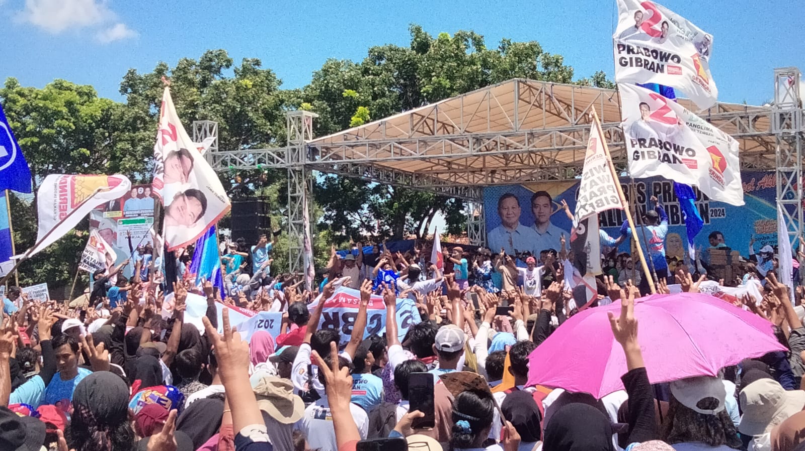 Optimistis Prabowo-Gibran Menang 80 Persen, Ribuan Progib Brebes Kompak Meriahkan Kampanye Terbuka