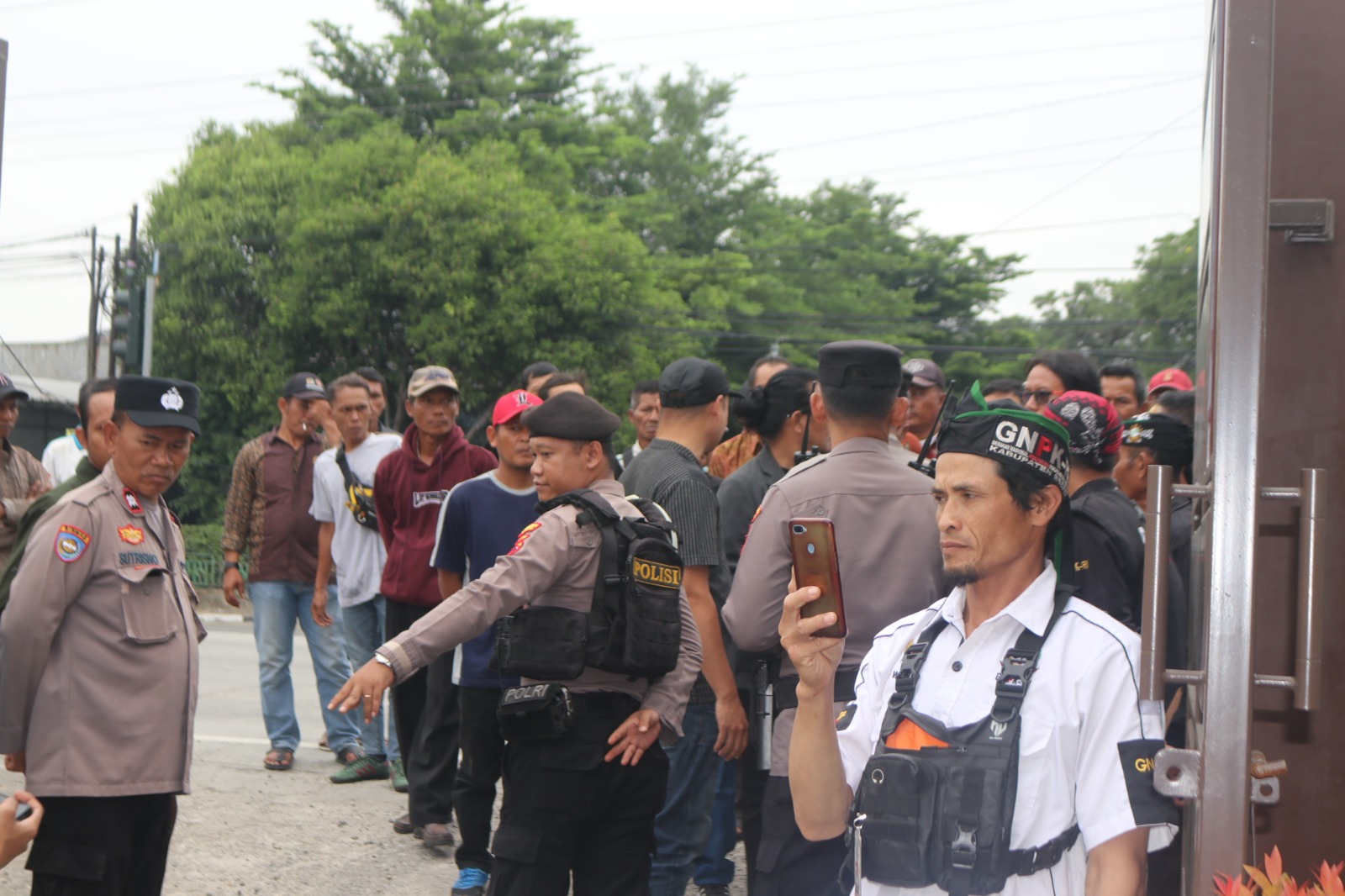 Puluhan Warga Kedungoleng Geruduk Kantor Kejari Brebes Adukan Dugaan Korupsi Kades