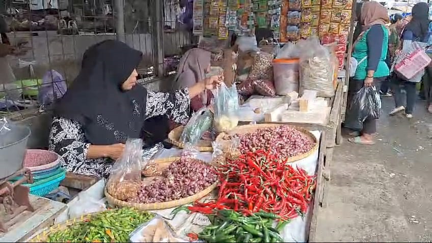 Harga Bawang Merah dan Cabai Keriting di Pasar Induk Brebes Masih Tinggi