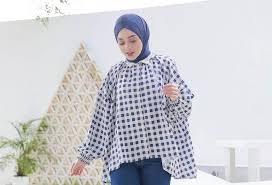 Paduan Gaya Wanita Hijab Dengan Blouse Elegan, Bisa Bikin Kamu Tampil Stylist dan Maxi