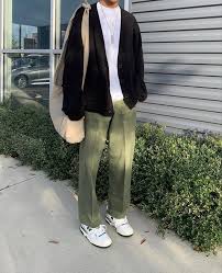 Padu Padan Gaya Outfit Skena Cowok 2025, Style OOTD Simple Bikin Tampil Trendi