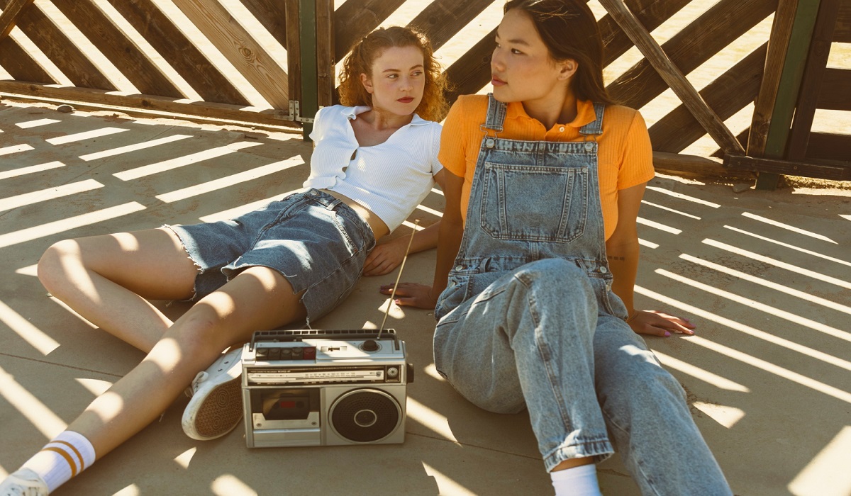 10 Ide Outfit Terbaik yang Punya Nuansa 90an, Simpel Elegan dan Versatile untuk Berbagai Acara