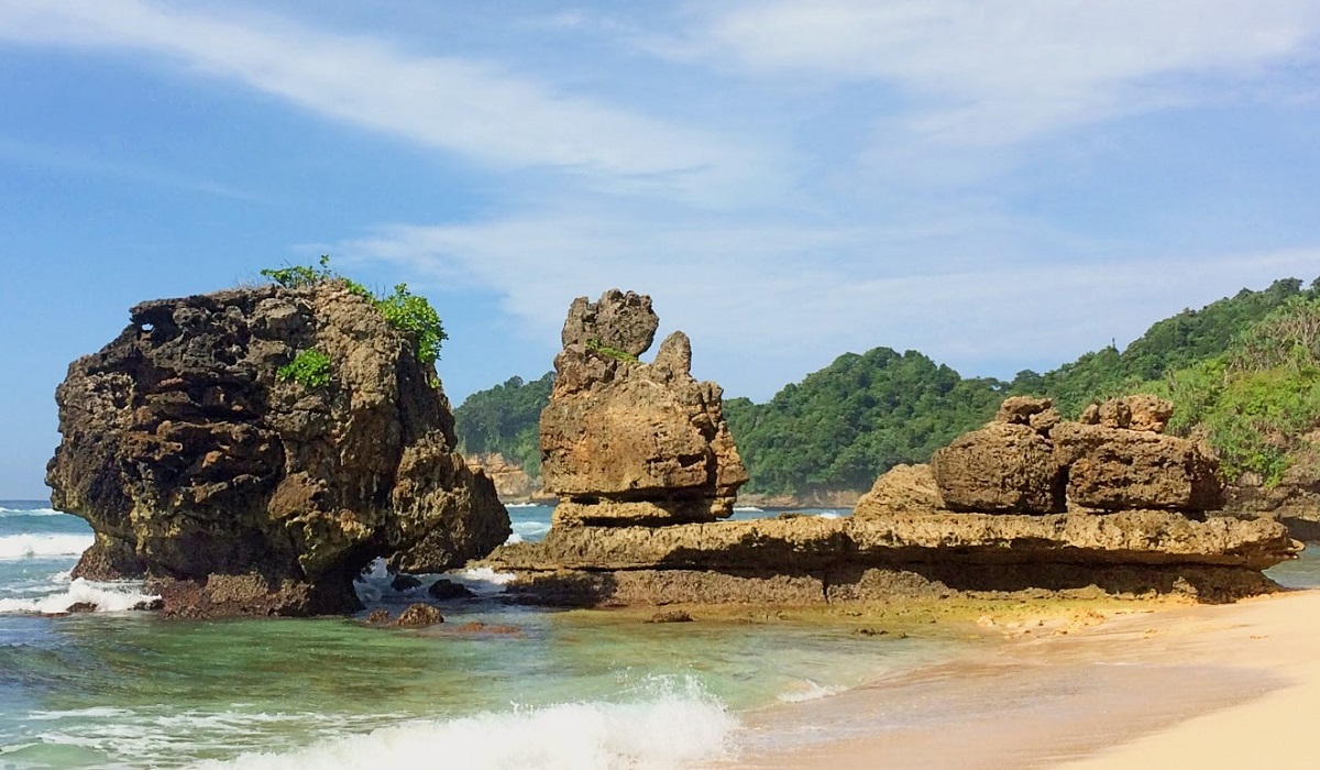 Pesonanya Bikin Jatuh Cinta, Simak 5 Pilihan Wisata Pantai Paling Indah di Malang