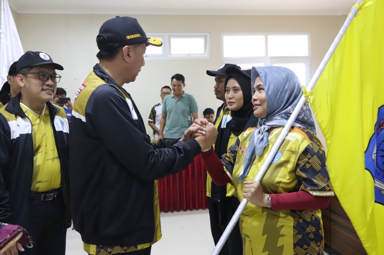 Pj Bupati Brebes Lepas Puluhan Kontingen Porsenitas dan Porda Jateng