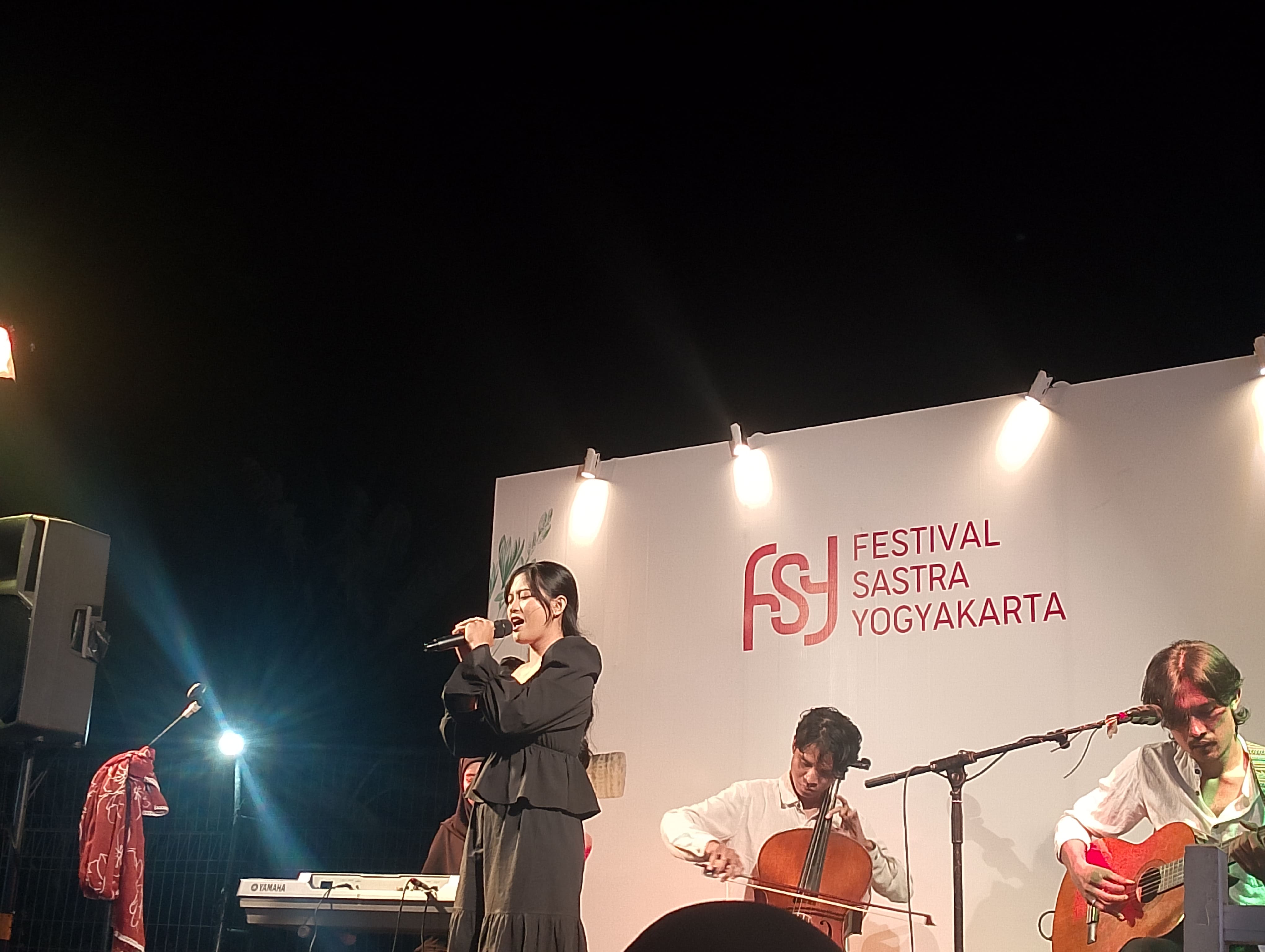 Vokalis Jejak Imaji Juju Temukan Cinta Sastra Lewat Hujan Bulan Juni