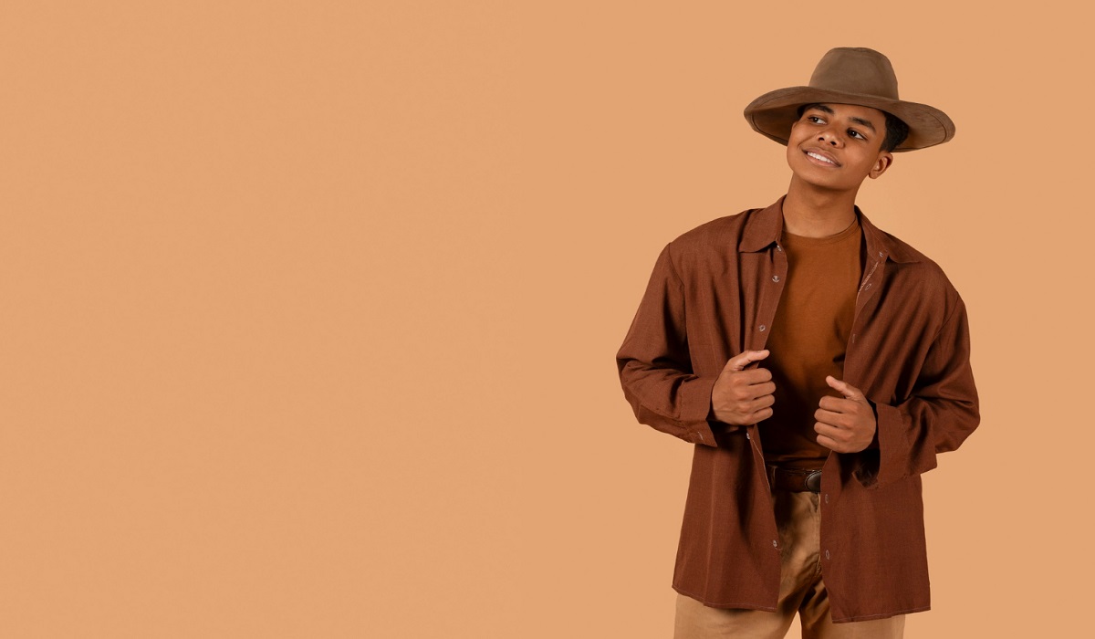 Dari yang Minimalis hingga Formal, Simak 5 Inspirasi Outfit Celana Coklat untuk Pria yang Ngetren di 2025