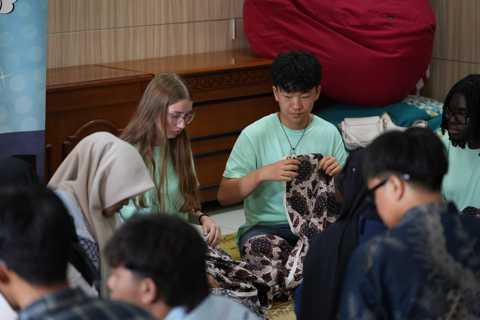 Pelajar SMA Asal Amerika Serikat Belajar Filosofi Wiru Jarik dan Gerakan Tari di UMY