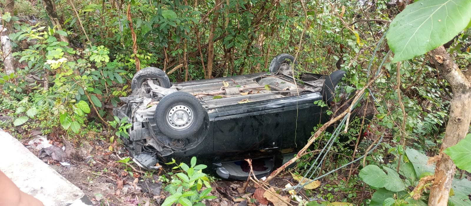 Warga Indramayu Ngantuk Saat Nyupir, Minibus Masuk Jurang di Jalan Imogiri-Dlingo