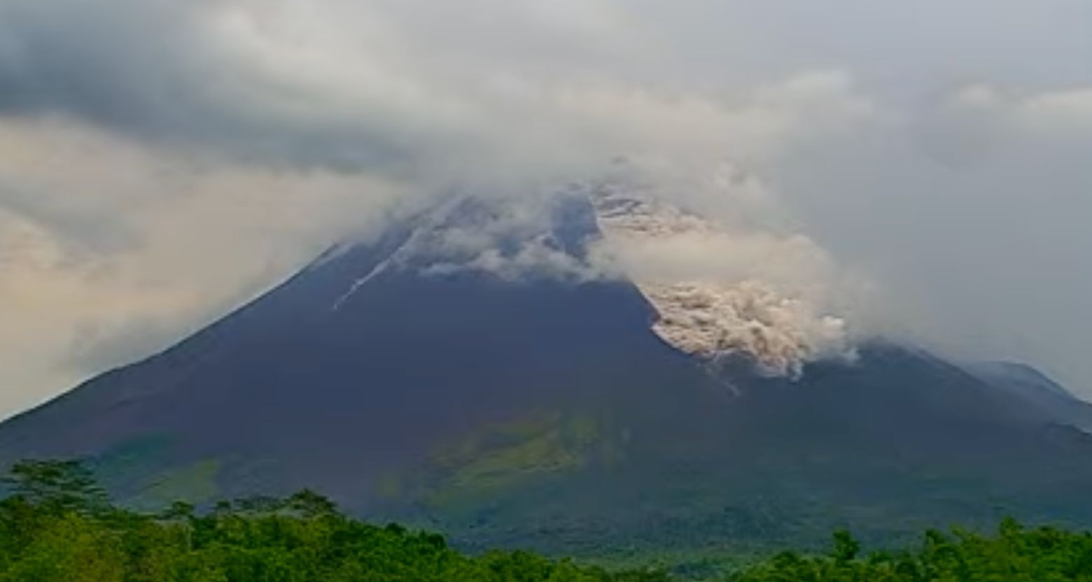 Awan Panas Guguran Merapi Terjadi Sore Ini, Luncur hingga 1,2 Kilometer