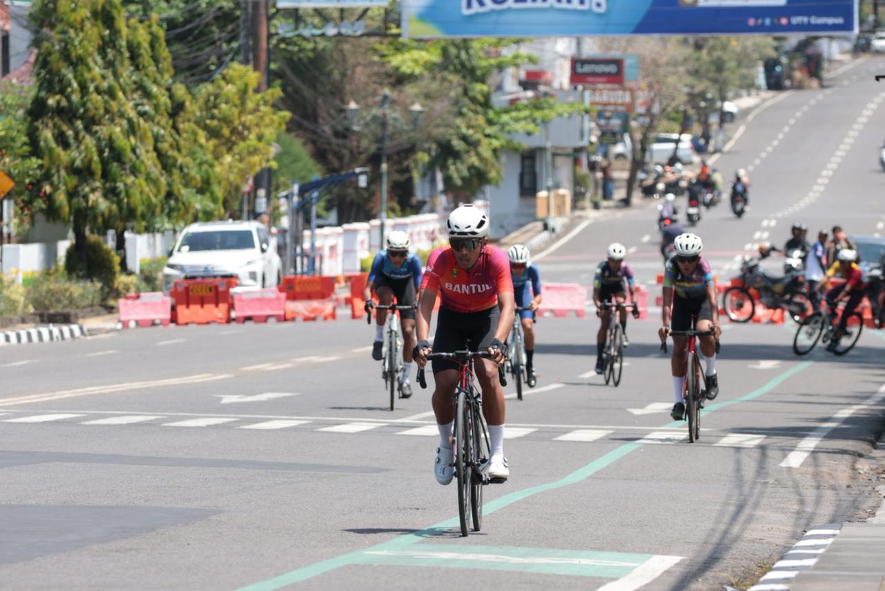 Tim Balap Sepeda Bantul Sabet Dua Emas di Nomor Criterium Porda XVII DIY 2025