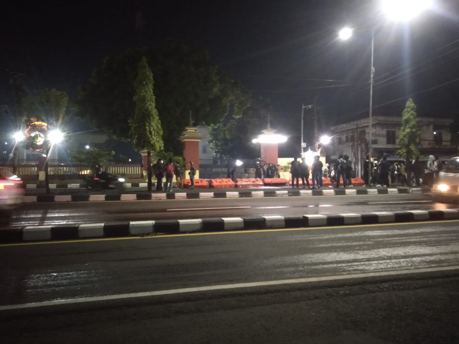 Ratusan Massa Geruduk Polda DIY, Pagar Sisi Timur Sempat Dijebol