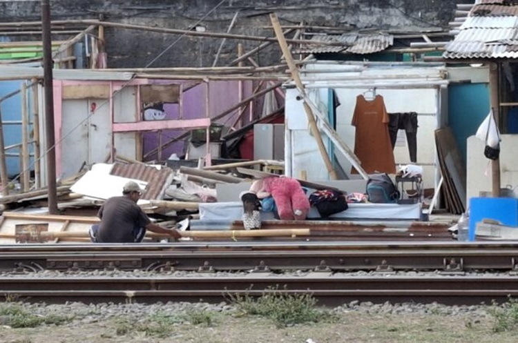 Warga Bong Suwung Jogja Bongkar Rumahnya Sendiri Tanpa Bantuan Alat Berat