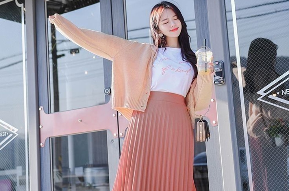 Gaya Auto Makin Cantik dengan OOTD Rok Plisket dan Cardigan, Intip Inspirasinya