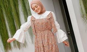 8 Inspirasi Gaya OOTD Dress Hijab Warna Pastel, Warna Manis Elegan Tidak Terlalu Mencolok Mata