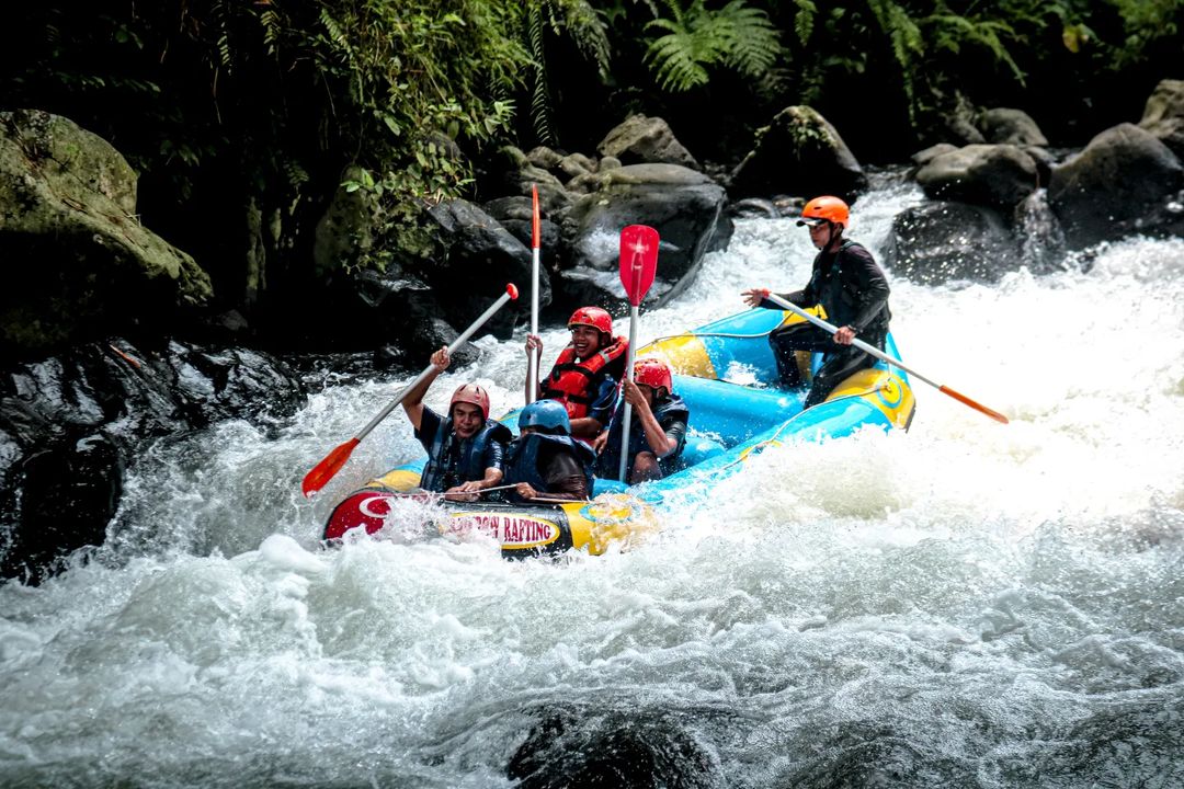 Mencari Sensasi Wisata Terbaru 2024 Pemacu Adrenalin? 9+ Rekomendasi Spot Arung Jeram Terbaik Di Indonesia!