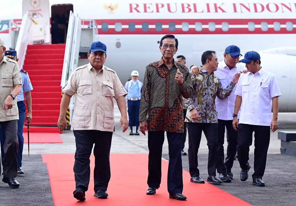 Gubernur DIY Sri Sultan HB X Sambut Presiden Prabowo di Yogyakarta 