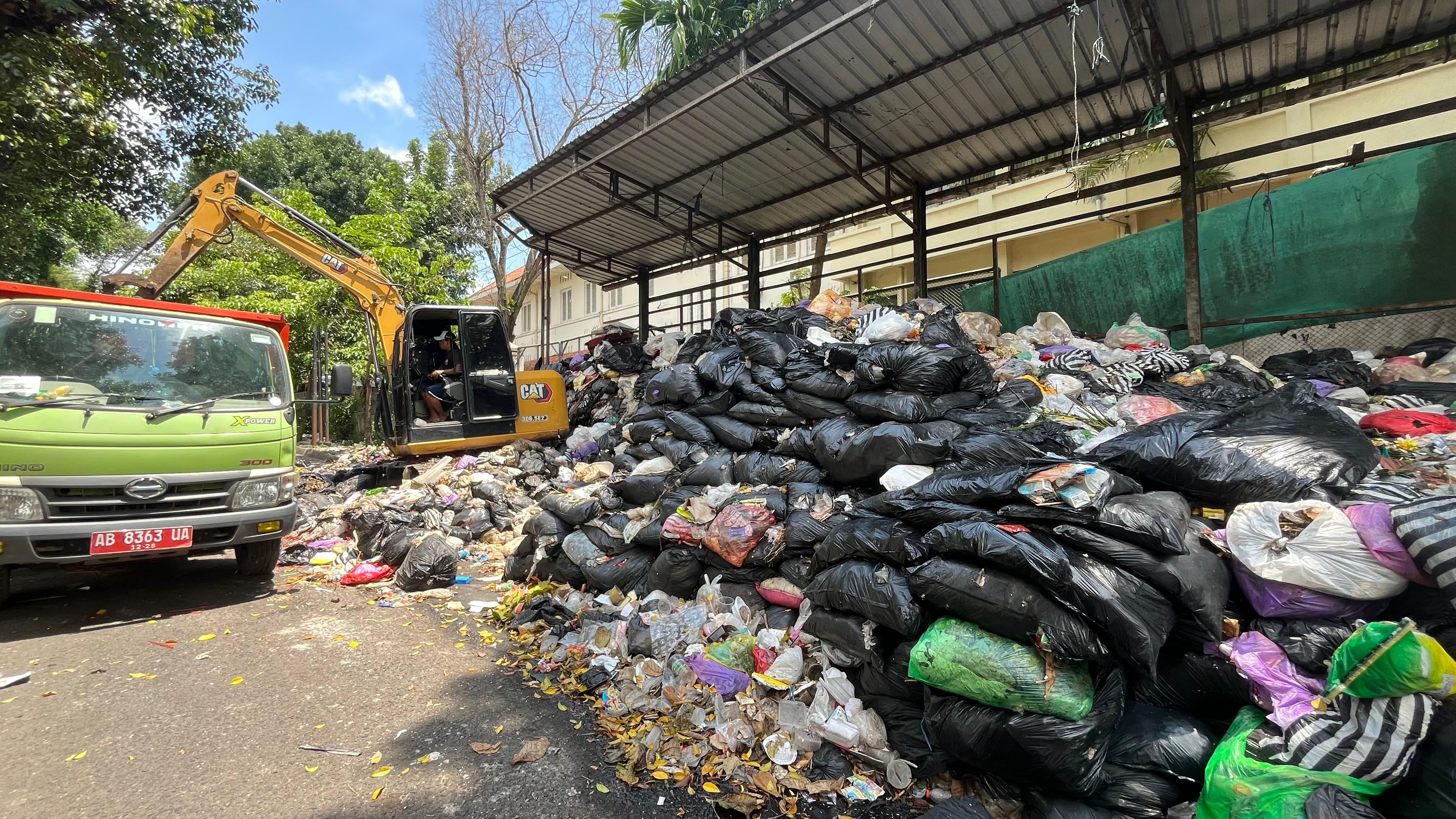 40 Truk Diterjunkan, Target 100 Rit Sampah Terangkut Sebelum Nataru