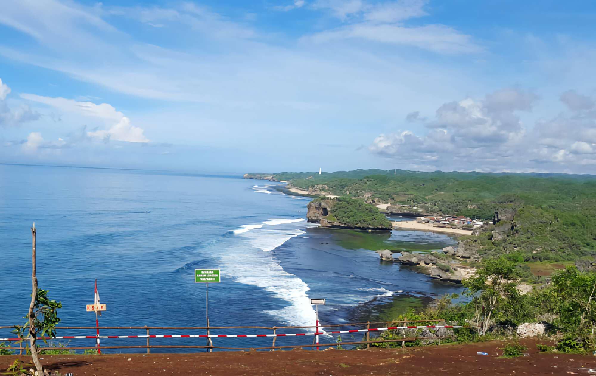 Panorama di Atas Puncak Kosakora yang Menyuguhkan Langsung Keindahan Eksotis Pantai Drini 