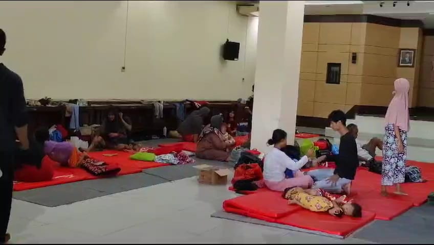 Banjir Brebes, 50 Orang Mengungsi di Gedung DPRD setelah Dievakuasi Pakai Parahu Karet