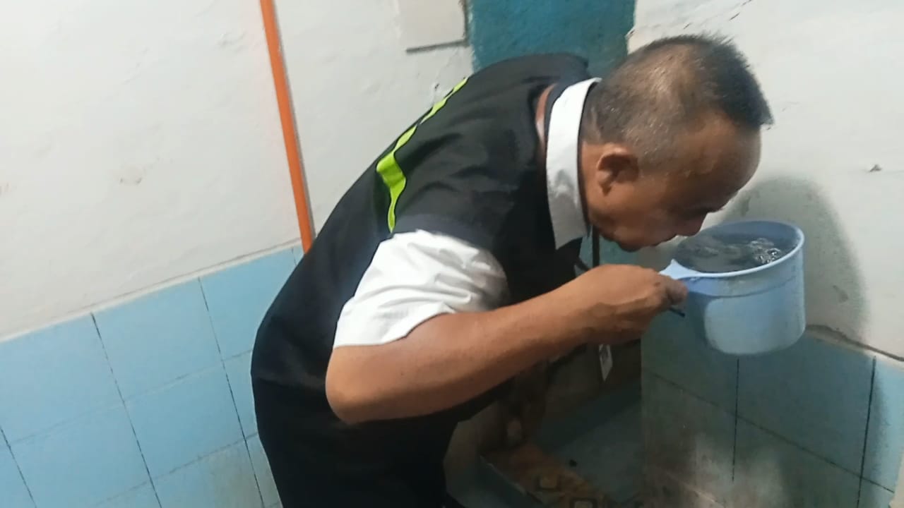 Tim DLH Cek Air Sumur Keruh dan Bau Busuk di Mintaragen Kota Tegal