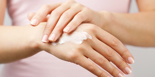 Pergelangan Tanganmu Belang? Begini Cara Memutihkan Kulit Tanganmu Kembali Cerah dan Makin Glowing!