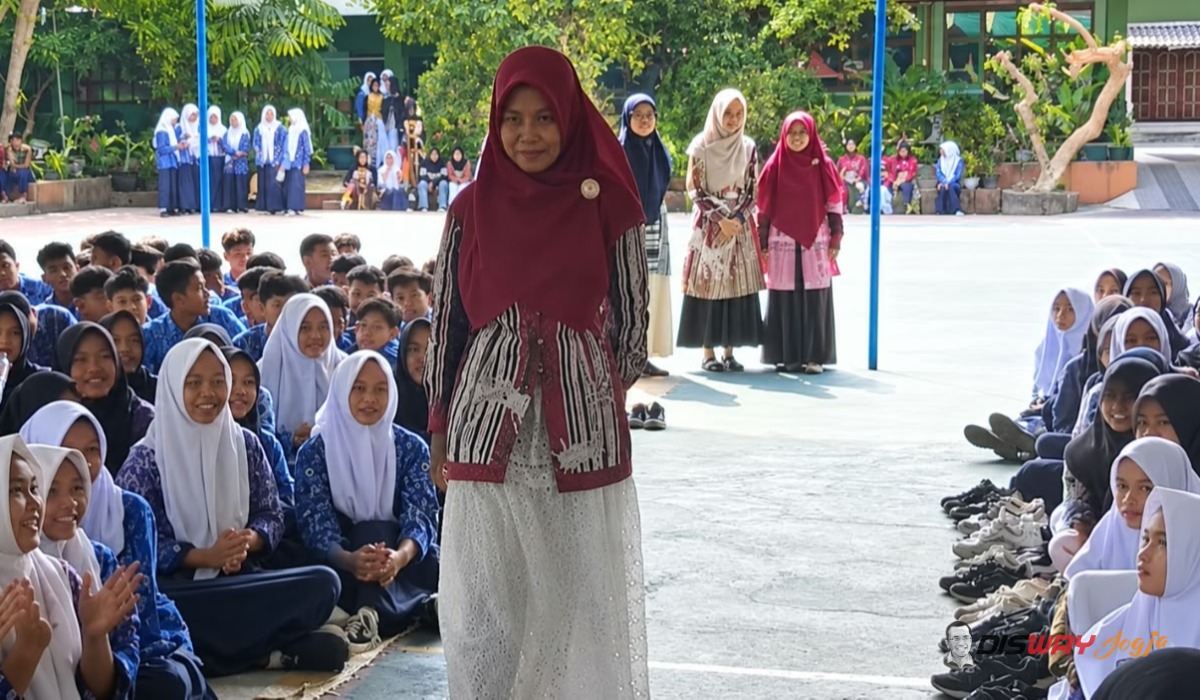 Menarik dan Seru, Biasanya Melihat Siswa Tampil, Kini Kepala, Guru dan Karyawan MTsN 8 Sleman Jadi Model Batik
