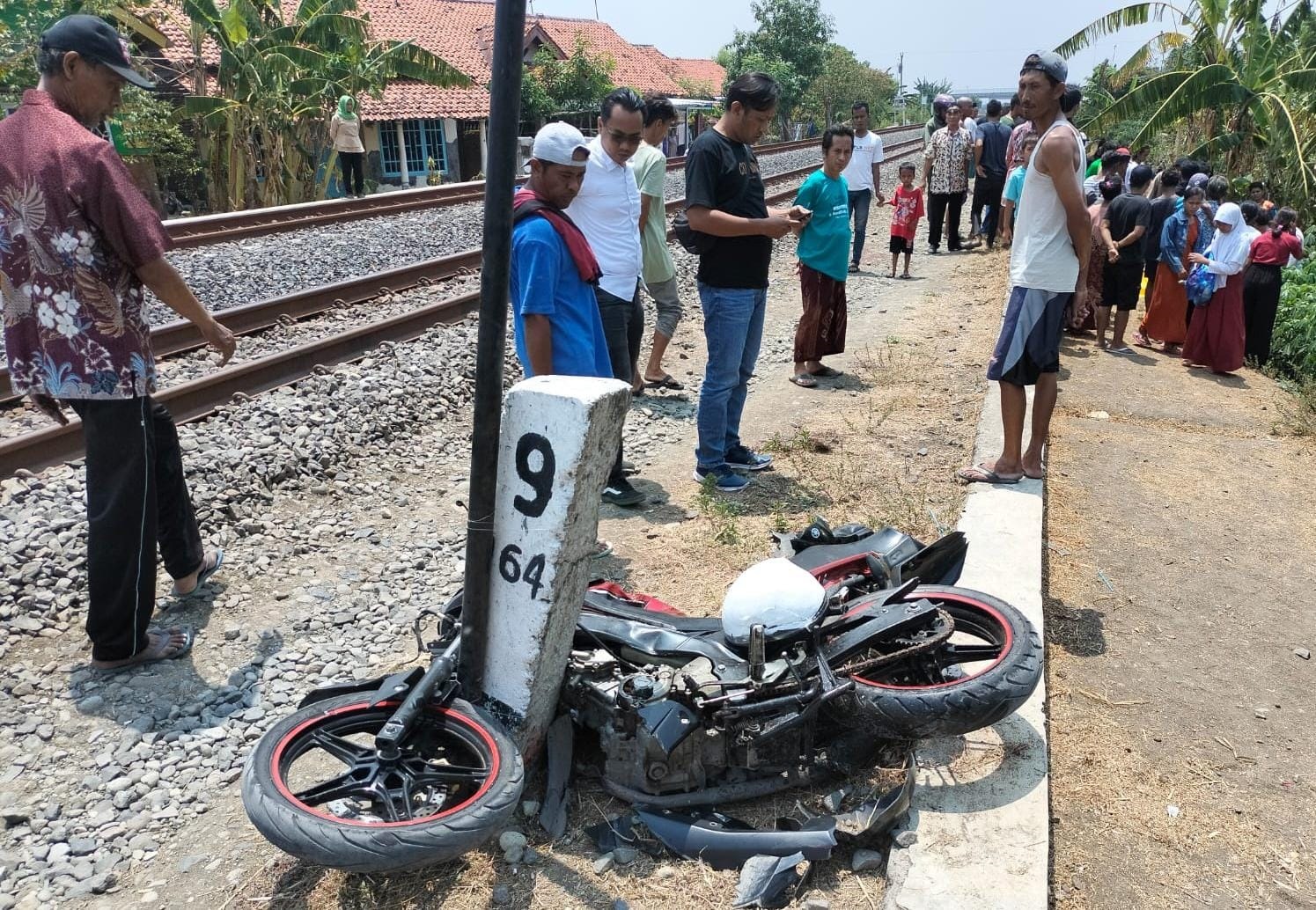 Lewat Perlintasan Tanpa Palang Pintu, Kolektor KSP Tewas Tertemper KA Cargo