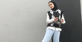 Padu Padan Gaya Busana Muslimah Dengan Vest Rajut, Fashion Kekinian Untuk Tampil Modis Setiap Saat