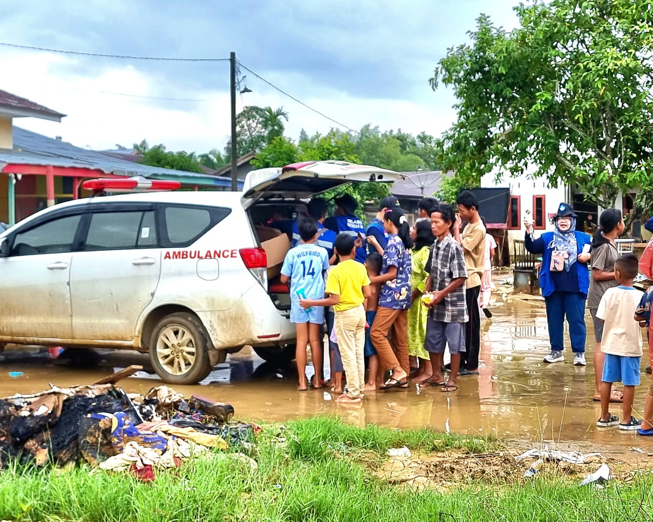 UMY Rescue 2025 Bagikan Susu dan Kue untuk Anak Terdampak Banjir di Langsa Lama Aceh