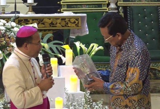 Ulang Tahun ke-80, Sultan Diberi Kado Replika Tongkat Uskup Agung
