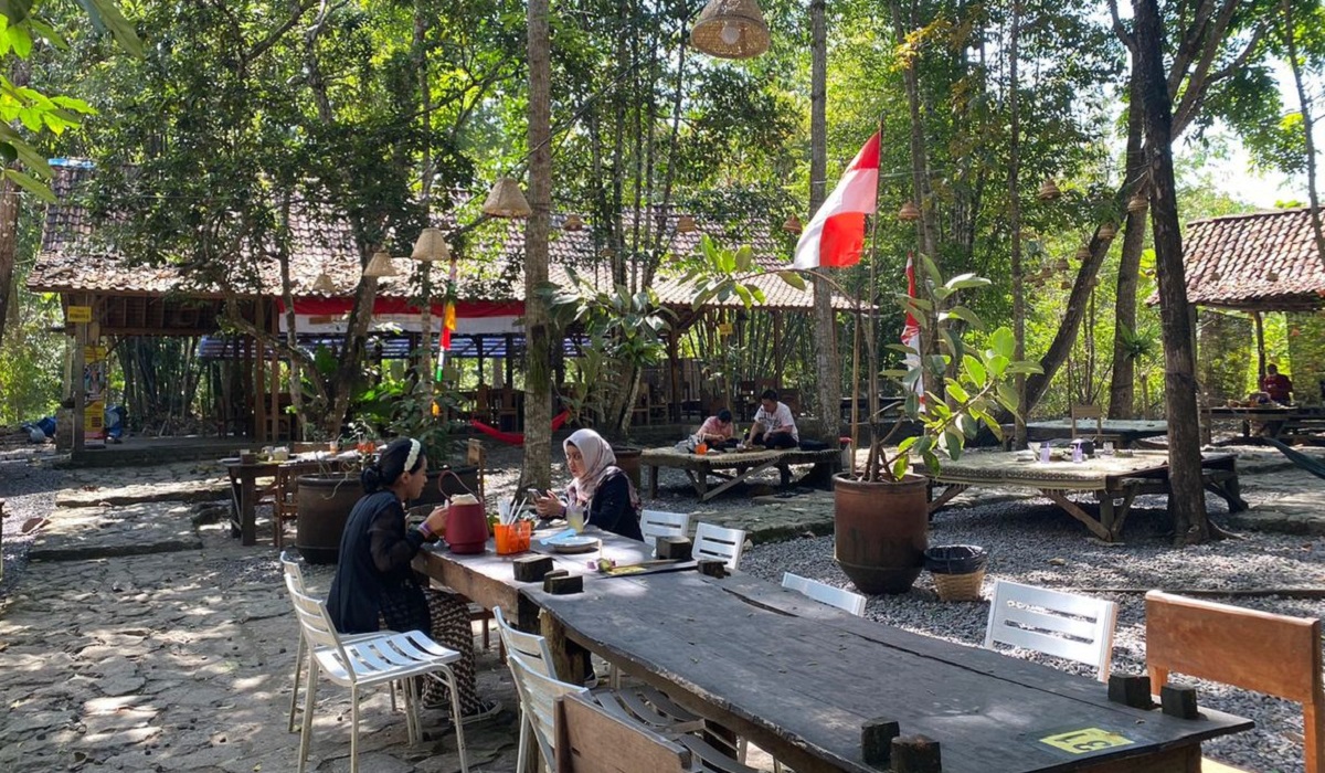 Berkunjung ke Rumah Makan Kandang Ingkung, Tawarkan Cita Rasa Lezat dengan Nuansa Klasik Kental